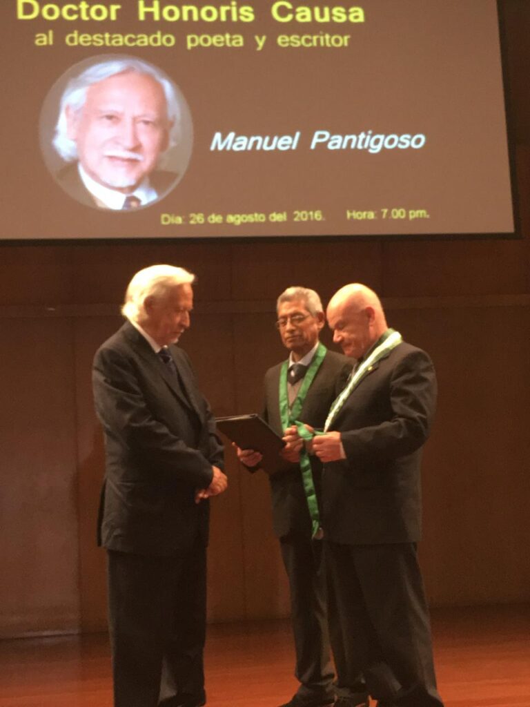 Con el rector Iván Rodríguez Chávez recibiendo el Doctorado Honorario por la Universidad Ricardo Palma, Lima, 2016