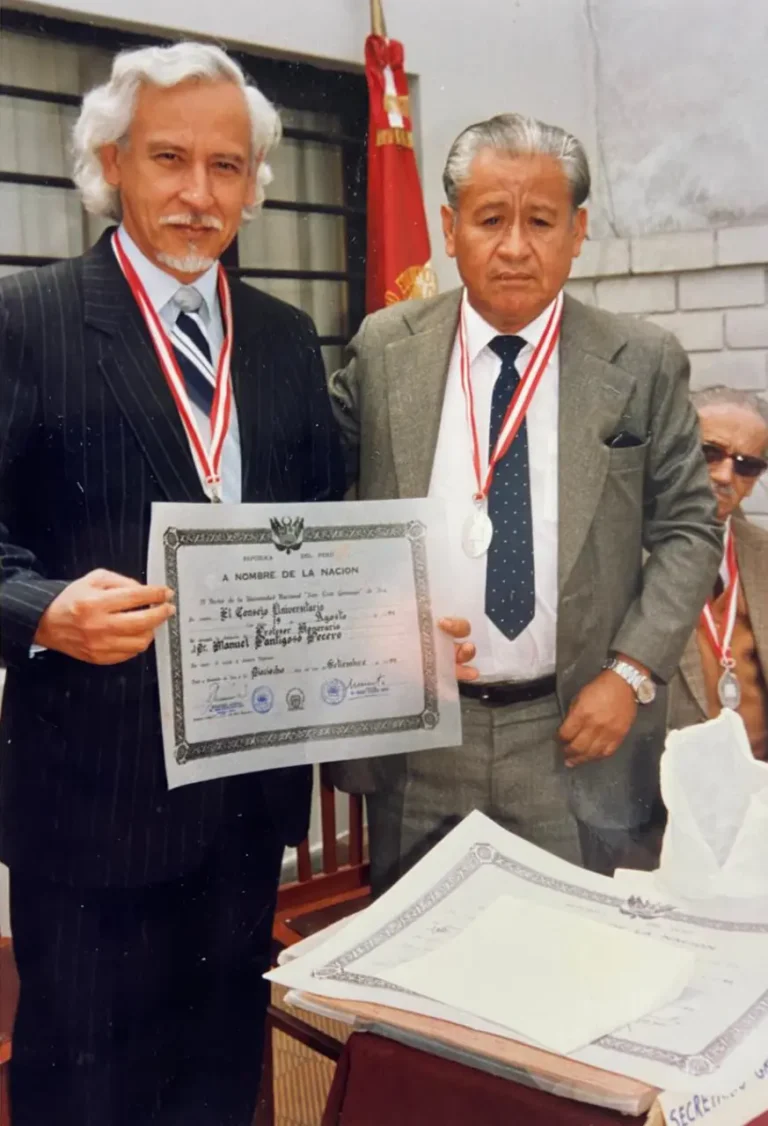 Recibiendo el Profesorado Honorario por la Universidad San Luis Gonzaga, Ica, 1992