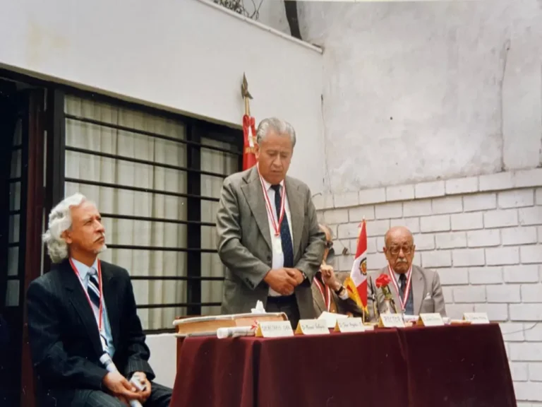 Manolo con intelectuales, en una actividad cultural